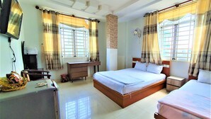 Family Room | Meja, seterika/papan seterika, Wi-fi percuma, cadar katil 
