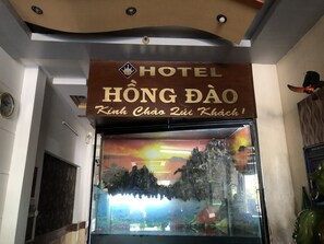 A hotel sign with the name "HONG DAO" and a tagline "Kinh Chao Zui Khach!" - Hong Dao Hotel (Can Tho)