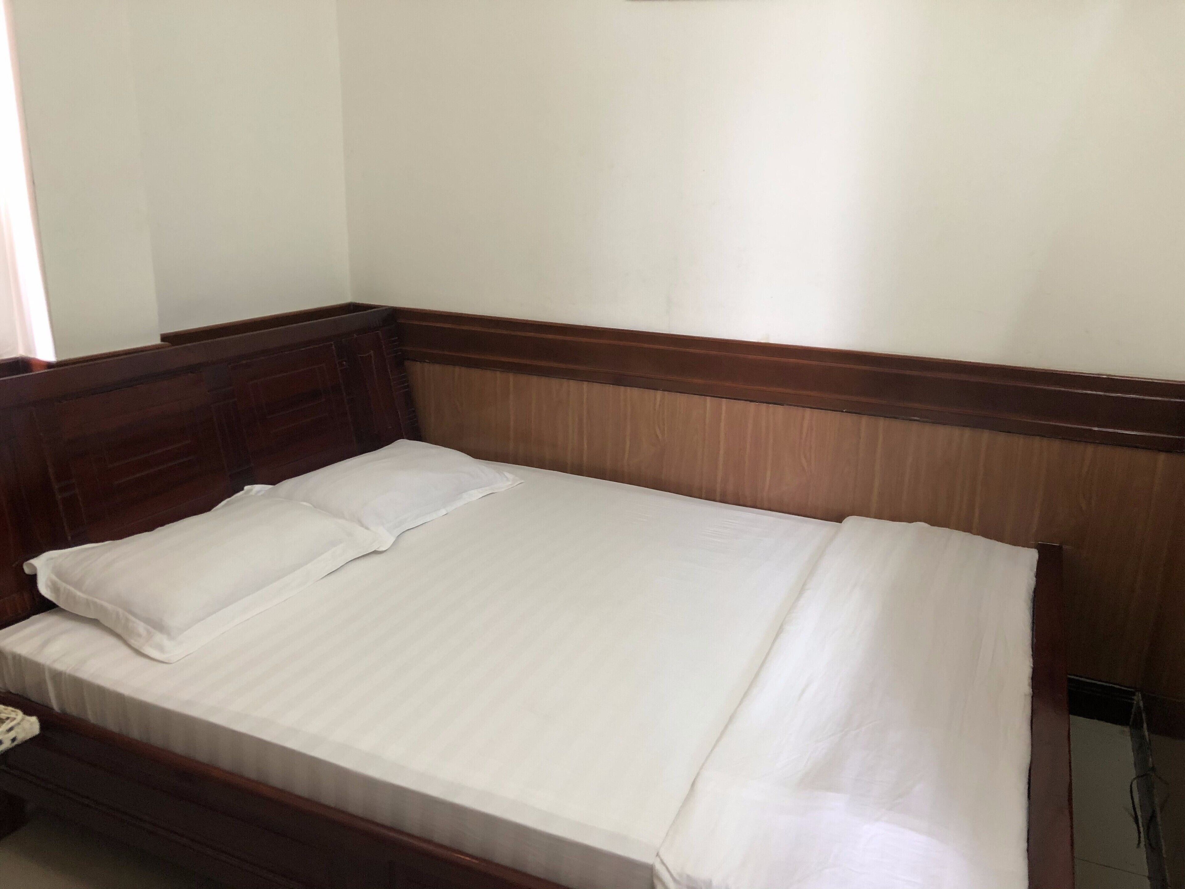 standard double room | desk, iron/ironing board, free wifi, bed sheets