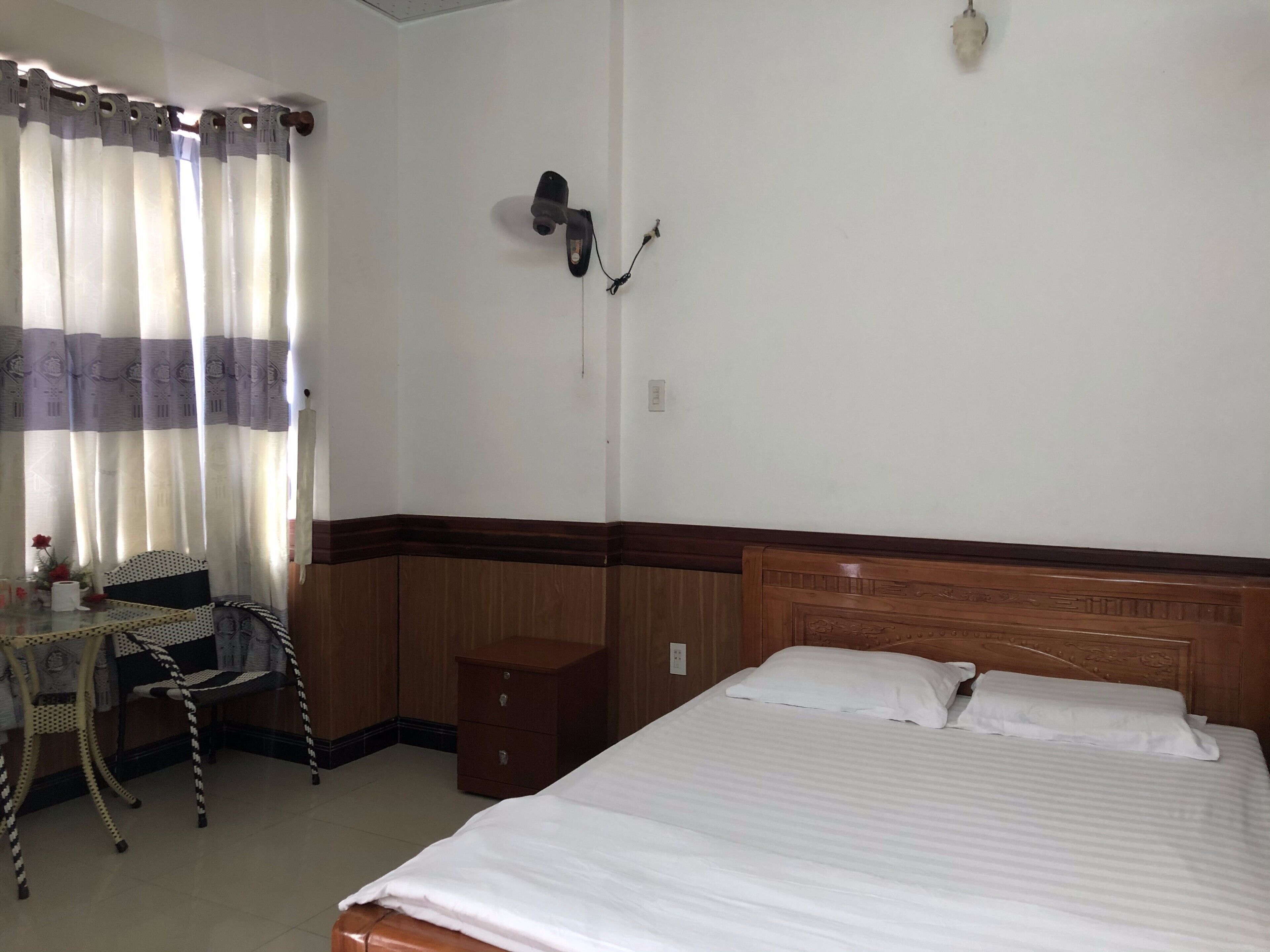 standard double room | desk, iron/ironing board, free wifi, bed sheets