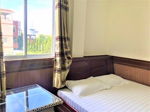 Standaard tweepersoonskamer | Een bureau, een strijkplank/strijkijzer, gratis wifi, beddengoed