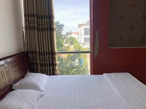 Bureau, fer et planche à repasser, Wi-Fi gratuit, draps fournis