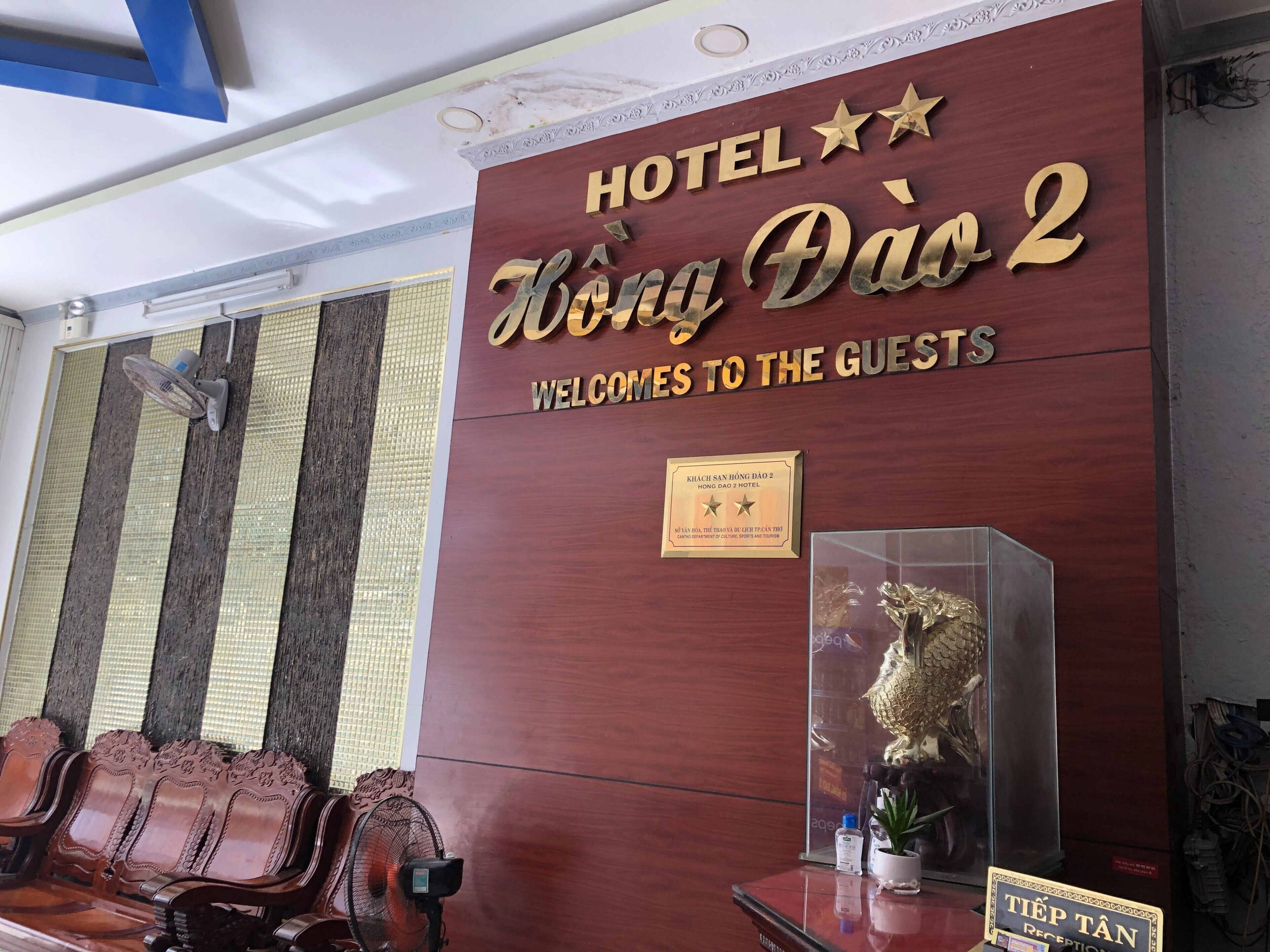 A reception area with a sign reading "HOTEL Hong Dao 2" and "WELCOME TO THE GUESTS".