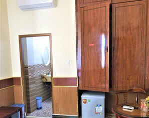 Habitación doble | Baño | Regadera, amenidades de baño gratuitas, secadora de cabello, pantuflas 