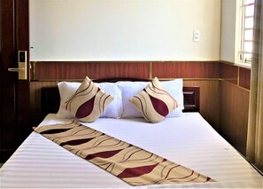 Habitación doble | Escritorio, tabla de planchar con plancha, wifi gratis y ropa de cama 