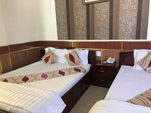 Habitación cuádruple | Escritorio, tabla de planchar con plancha, wifi gratis y ropa de cama 