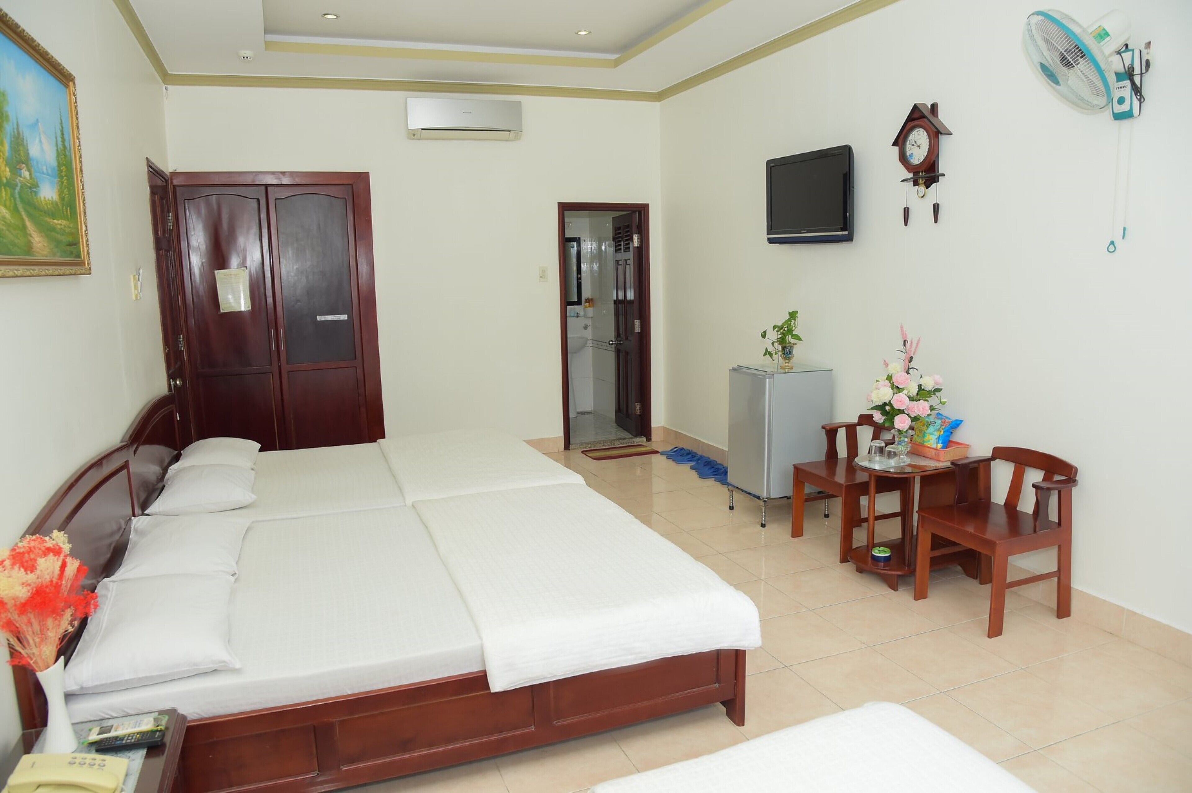 family room | minibar, desk, free wifi, bed sheets