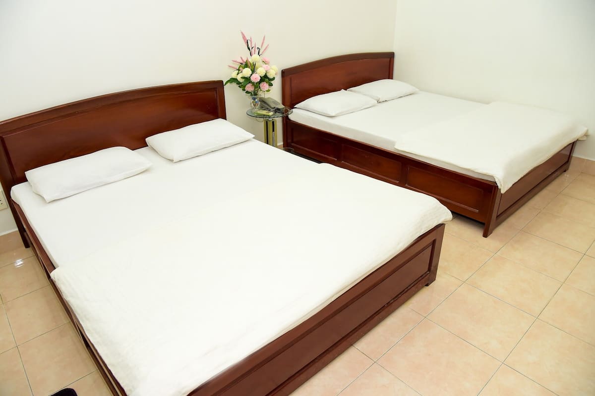 Habitación cuádruple | Minibar, escritorio, wifi gratis y ropa de cama