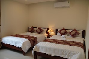 Family Room | Desk, iron/ironing board, free WiFi, bed sheets