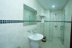 Tweepersoonskamer | Badkamer | Een douche, een regendouche, pantoffels, handdoeken