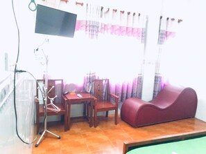 Desk, free WiFi, bed sheets - Vu Nam Hung Hotel (Ho Chi Minh City)