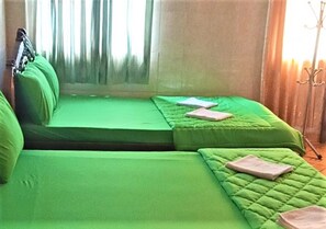 Desk, free WiFi, bed sheets - Vu Nam Hung Hotel (Ho Chi Minh City)