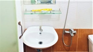 Bathroom sink - Vu Nam Hung Hotel (Ho Chi Minh City)