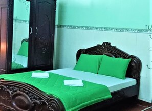 Escritorio, wifi gratis y ropa de cama 