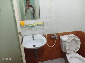 Habitación doble superior | Baño | Ducha, artículos de higiene personal gratuitos y secador de pelo