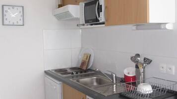 Jääkaappi, mikroaaltouuni, liesi, astianpesukone