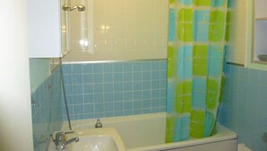 A bathroom with a bathtub, a sink, and a shower. - Family studio for 6, ski-in/out, balcony, free parking, ski locker (Arette)