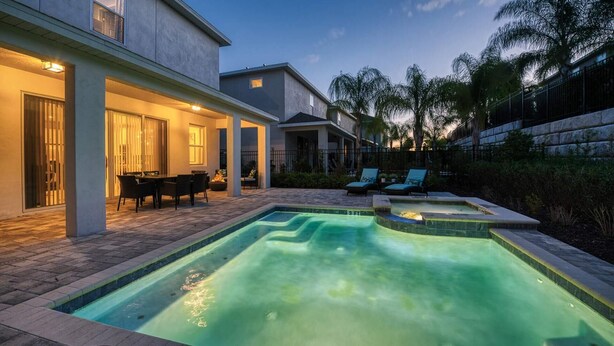 A modern house with a swimming pool, outdoor seating, and a well-maintained garden. - Luxury Villa with Large Pool on Encore Resort at Reunion, Orlando Villa 4433 (Orlando)