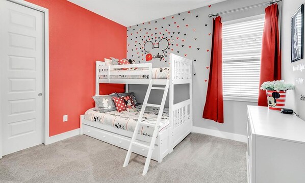 5 bedrooms, iron/ironing board, internet, bed sheets - Rent this Luxury 5 Star Villa on Encore Resort at Reunion, Orlando Villa 4434 (Orlando)