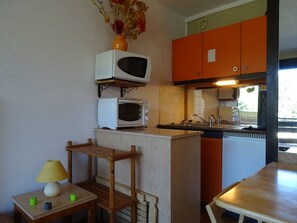 Fridge, oven, stovetop