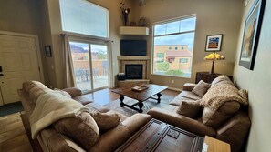 TV, caminetto, lettore DVD, libri