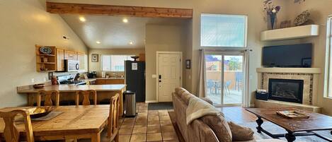 تلفزيون، مدفأة، مشغل دي في دي، كُتُب