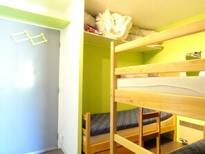 Room - Slope-side studio for 5 with balcony and ski locker (Arette)