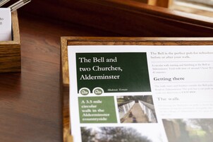 Un folleto titulado 'The Bell and two Churches, Alderminstere' que muestra una caminata circular de 5.6 kilómetros por el campo de Alderminstere.