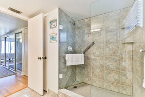 Een douche, een haardroger, handdoeken