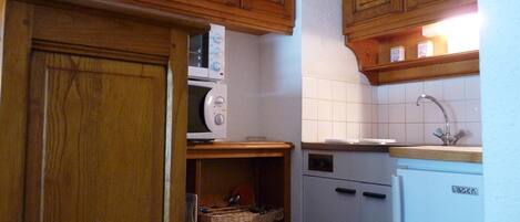 Réfrigérateur, four à micro-ondes, un four, surface de cuisson
