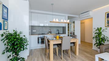 公寓 (Two Bedroom Apartment - 1 Veliki) | 客廳 | 電視