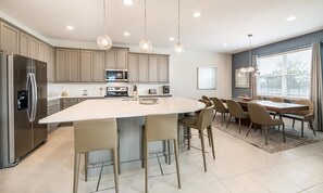 冷蔵庫、電子レンジ、オーブン、コンロ