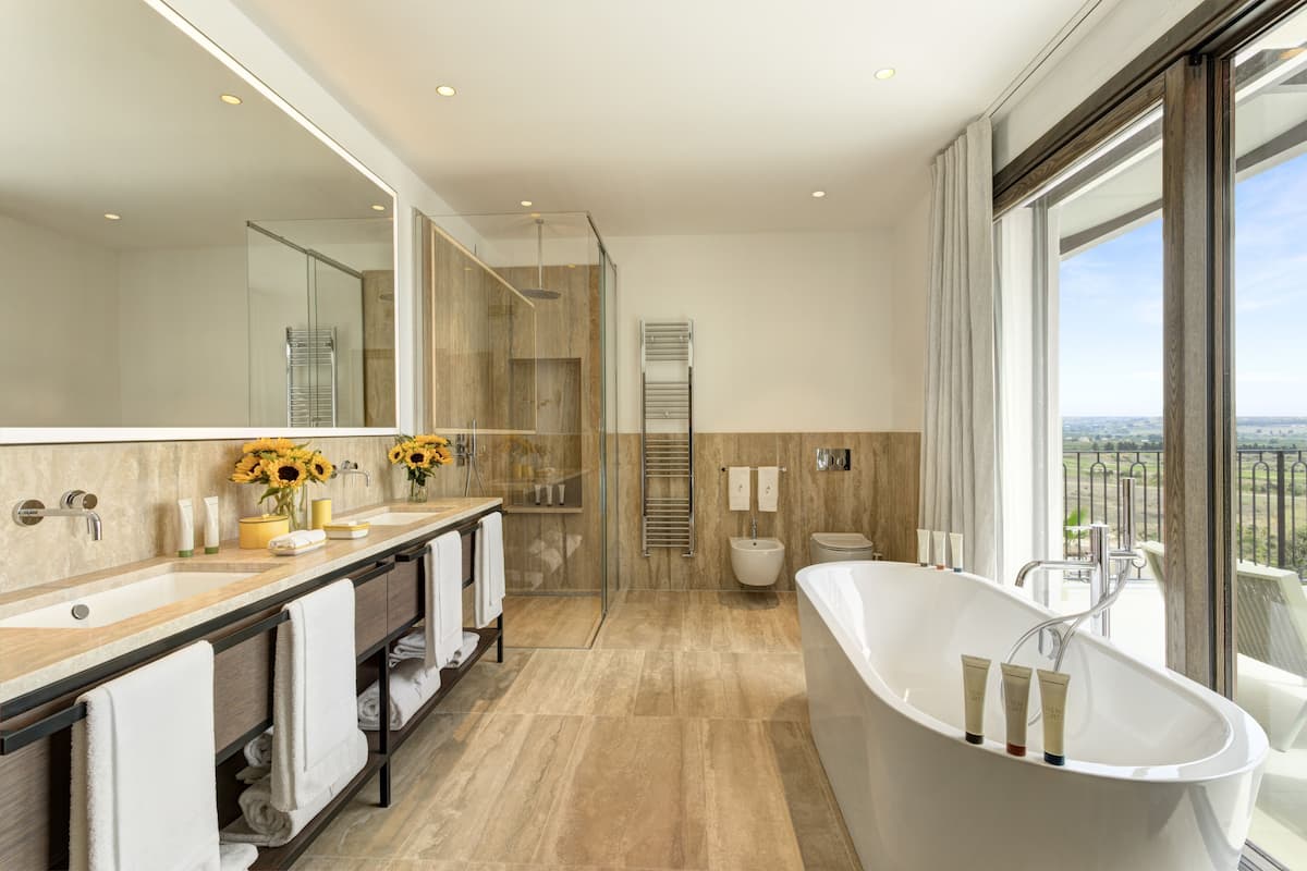 Peignoirs, pantoufles, serviettes fournies