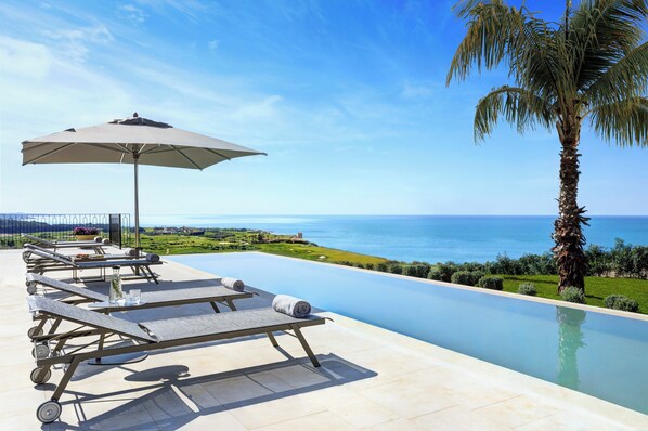 حمام سباحة خاص