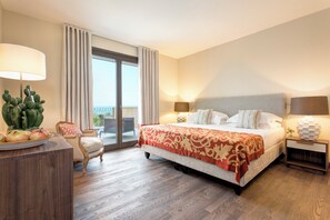 خزنة داخل الغرفة ومكتب ومساحة عمل للكمبيوتر المحمول وواي فاي مجانًا