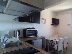 Kjøleskap og mikrobølgeovn