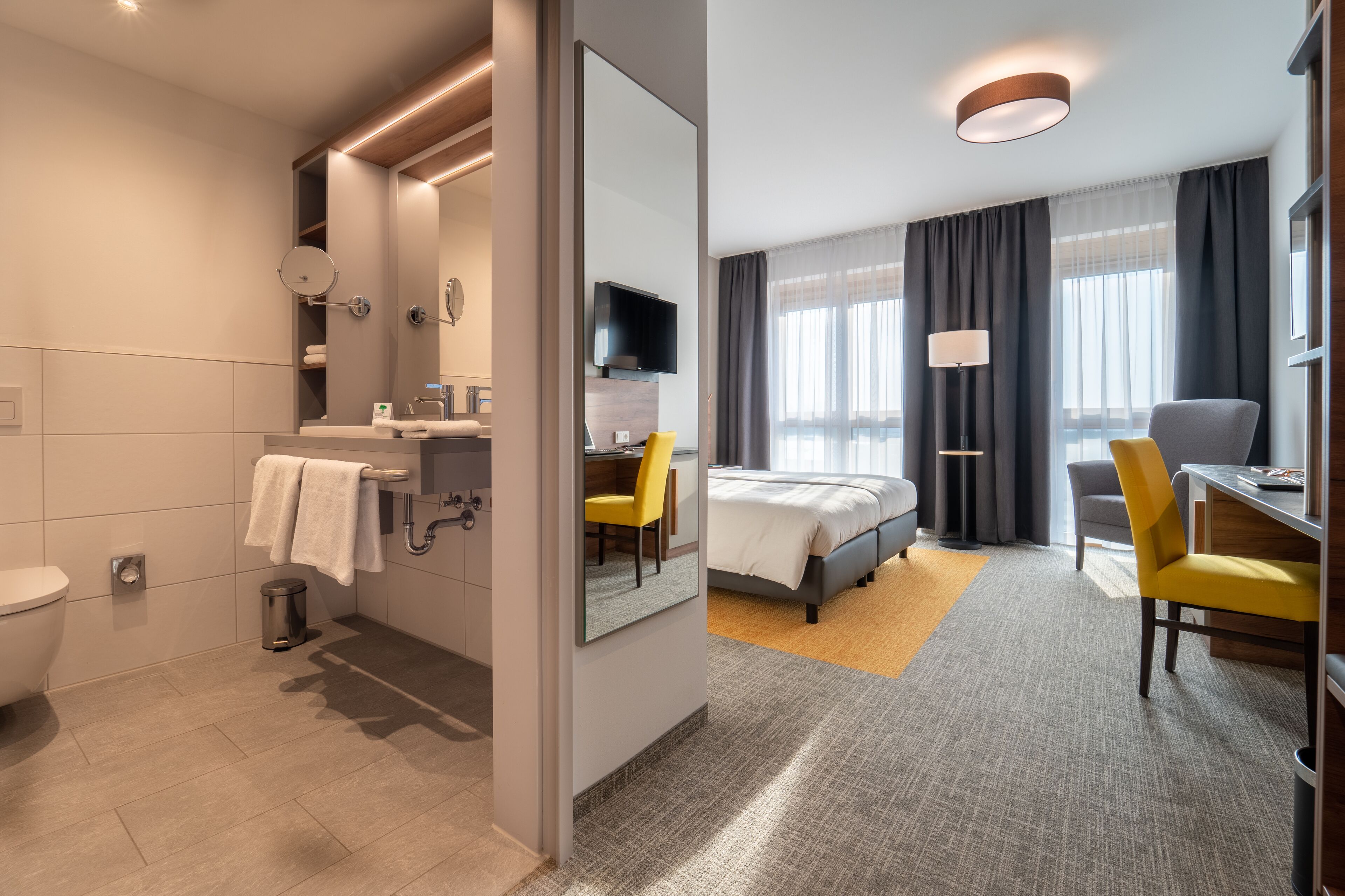 Phòng đôi tiện nghi đơn giản, không hút thuốc | Bộ đồ giường kháng dị ứng, két bảo mật tại phòng, bàn 