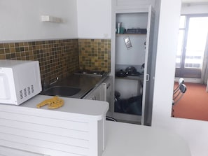 Geladeira, micro-ondas, cooktop
