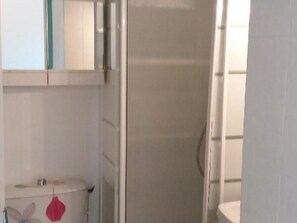 Bathroom - Equipped studio near thermal baths with parking and pets allowed (Balaruc-les-Bains)