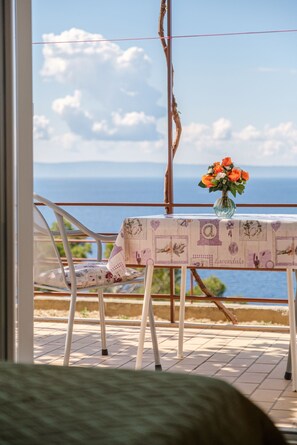 Dobbeltværelse (Double Room with Terrace and Sea View) | Terrasse/gårdhave