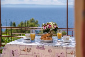 Double Room (Double Room with Terrace and Sea View) | Terrace/patio - Rooms Sani (Brela)