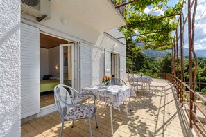 Double Room (Double Room with Terrace and Sea View) | Terrace/patio - Rooms Sani (Brela)