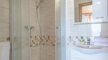 Double Room (Double Room with Terrace and Sea View) | Bathroom | Shower, free toiletries, hair dryer, towels