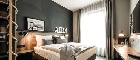 Pengeskab på værelset, skrivebord, lydisolering, strygejern/strygebræt