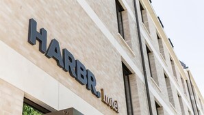 Une enseigne d'hôtel portant le nom « HABER Hotel ».
