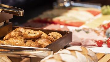 Dagelijks ontbijtbuffet (EUR 16.90 per persoon)