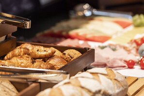 Daily buffet breakfast (EUR 16.90 per person)
