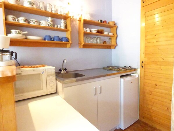 Réfrigérateur, micro-ondes, plaque de cuisson