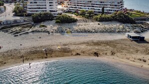 A coastal hotel with multiple floors, a beach in front, and a clear view of the sea. - Comfortable 35m² with terrace, 2⭐, WIFI in Sète (Sète)