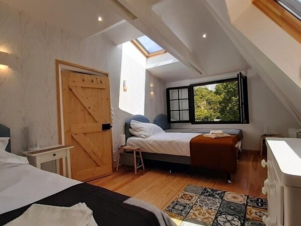 2 bedrooms, free WiFi, bed sheets - Family Retreat with Pool, Jacuzzi & Fishing Pond in Tranquil Mayenne (Livré-la-Touche)